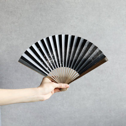 【扇子】箔図 image1 黒 唐木骨 7寸 | 京扇子 | 米原康人