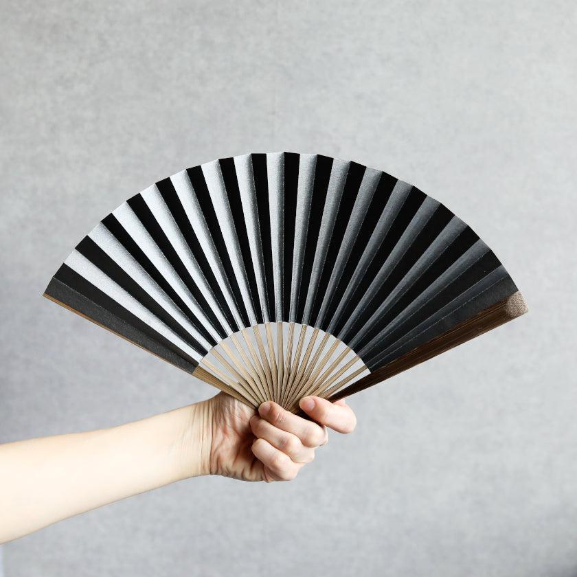 【扇子】箔図 image2 黒 唐木骨 7寸 | 京扇子 | 米原康人