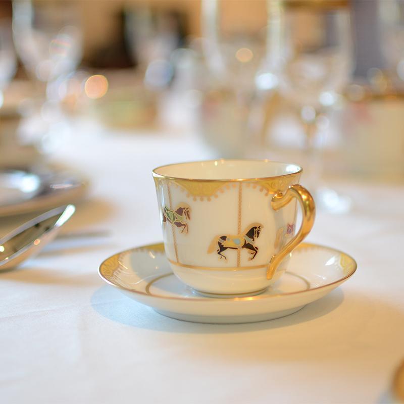 【磁器】大倉陶園 「うまくゆく 回転木馬」コーヒーカップ&ソーサーペアセット