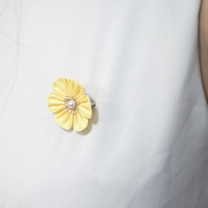 【アクセサリー】イエロー (ハットピンブローチ、ブローチ、ノンホールピアス、ヘアクリップ 4点セット ) | つまみ細工