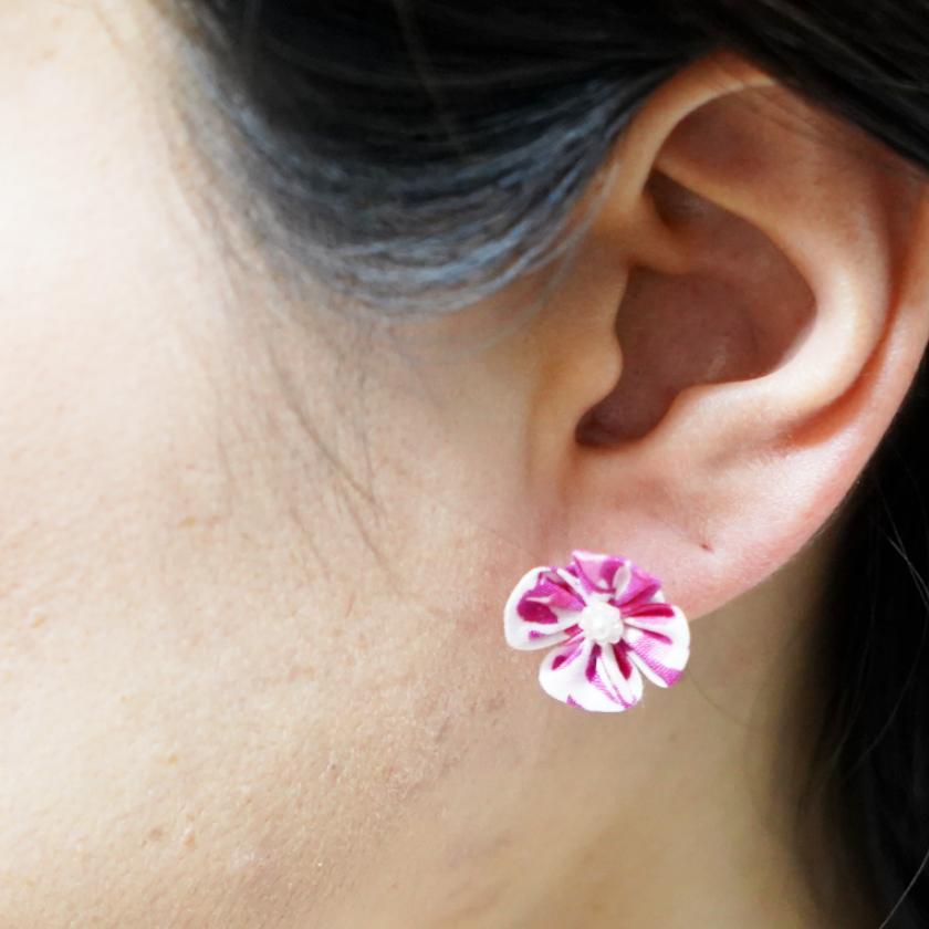 【アクセサリー】リバティプリント柄 (丸ブローチ、4弁花ブローチ、ピアス、ペンダント : 4点セット ) | つまみ細工