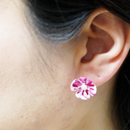 【アクセサリー】リバティプリント柄 (丸ブローチ、4弁花ブローチ、ピアス、ペンダント : 4点セット ) | つまみ細工