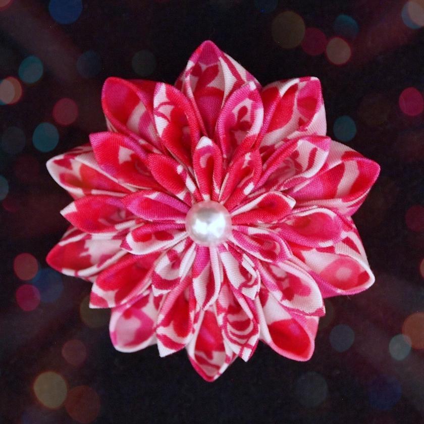 【アクセサリー】リバティプリント柄 (丸ブローチ、4弁花ブローチ、ピアス、ペンダント : 4点セット ) | つまみ細工