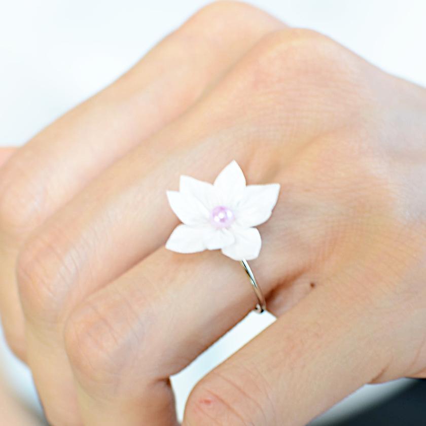 【アクセサリー】純白 (バレッタ、ブローチ、ピアス、リング 4点セット ) | つまみ細工