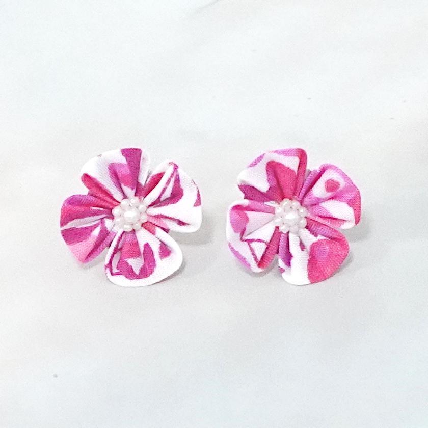 【アクセサリー】リバティプリント柄 (丸ブローチ、4弁花ブローチ、ピアス、ペンダント : 4点セット ) | つまみ細工