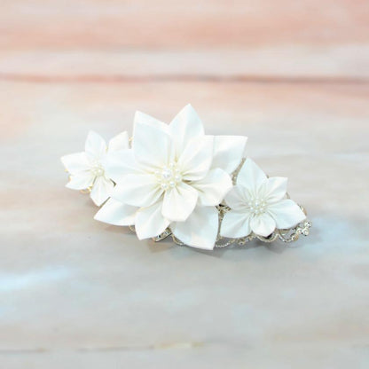 【アクセサリー】純白 (バレッタ、ブローチ、ピアス、リング 4点セット ) | つまみ細工