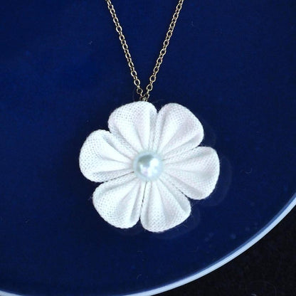 【アクセサリー】コットン (バレッタ、ヘアクリップ、ブローチ、ペンダント 4点セット ) | つまみ細工