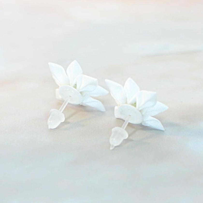 【アクセサリー】純白 (バレッタ、ブローチ、ピアス、リング 4点セット ) | つまみ細工