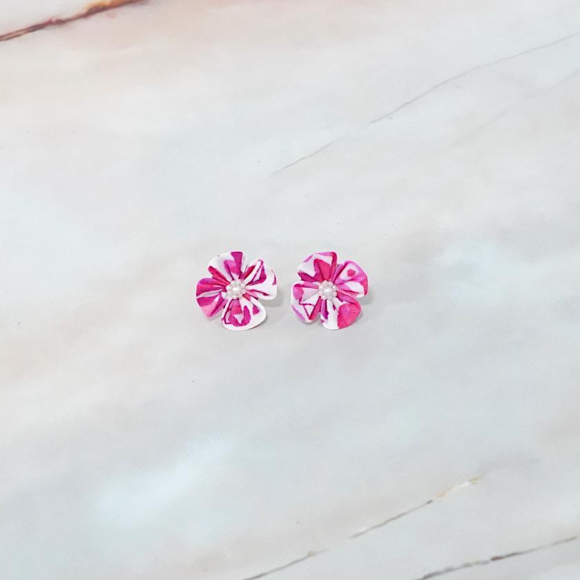 【アクセサリー】リバティプリント柄 (丸ブローチ、4弁花ブローチ、ピアス、ペンダント : 4点セット ) | つまみ細工