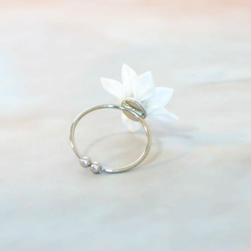 【アクセサリー】純白 (バレッタ、ブローチ、ピアス、リング 4点セット ) | つまみ細工