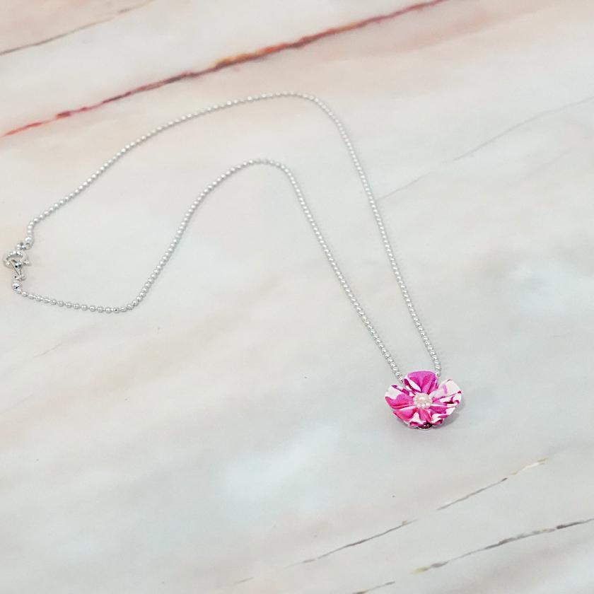 【アクセサリー】リバティプリント柄 (丸ブローチ、4弁花ブローチ、ピアス、ペンダント : 4点セット ) | つまみ細工