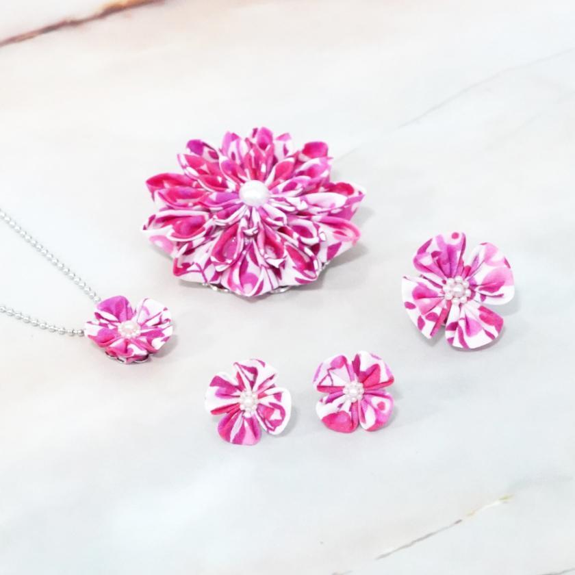 【アクセサリー】リバティプリント柄 (丸ブローチ、4弁花ブローチ、ピアス、ペンダント : 4点セット ) | つまみ細工