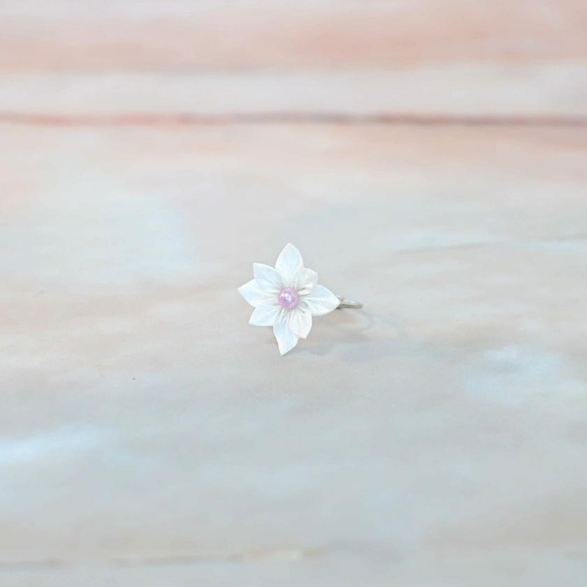 【アクセサリー】純白 (バレッタ、ブローチ、ピアス、リング 4点セット ) | つまみ細工