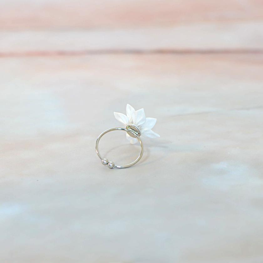 【アクセサリー】純白 (バレッタ、ブローチ、ピアス、リング 4点セット ) | つまみ細工
