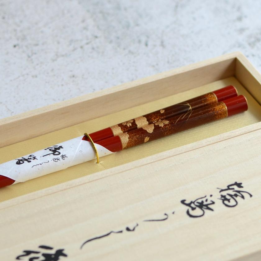 【輪島うるし箸 】橋本幸作漆器店 手描き蒔絵箸 金梨地 富士桜 朱 (1膳, 名入れ可)