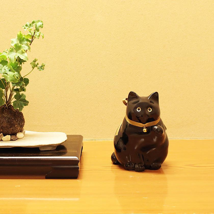 【招き猫】へそくりの招き猫 弍号 黒丸 | 肥前吉田焼 | Kata Koto