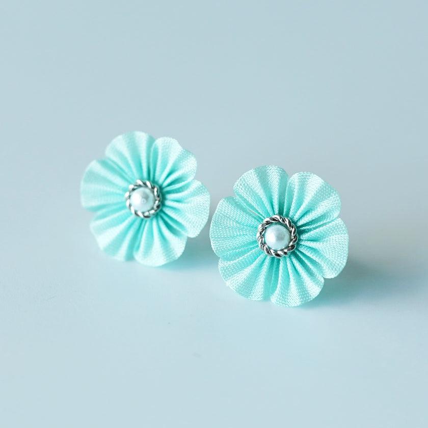 【ピアス】クロースフラワー 藍白 (あいじろ) | つまみ細工