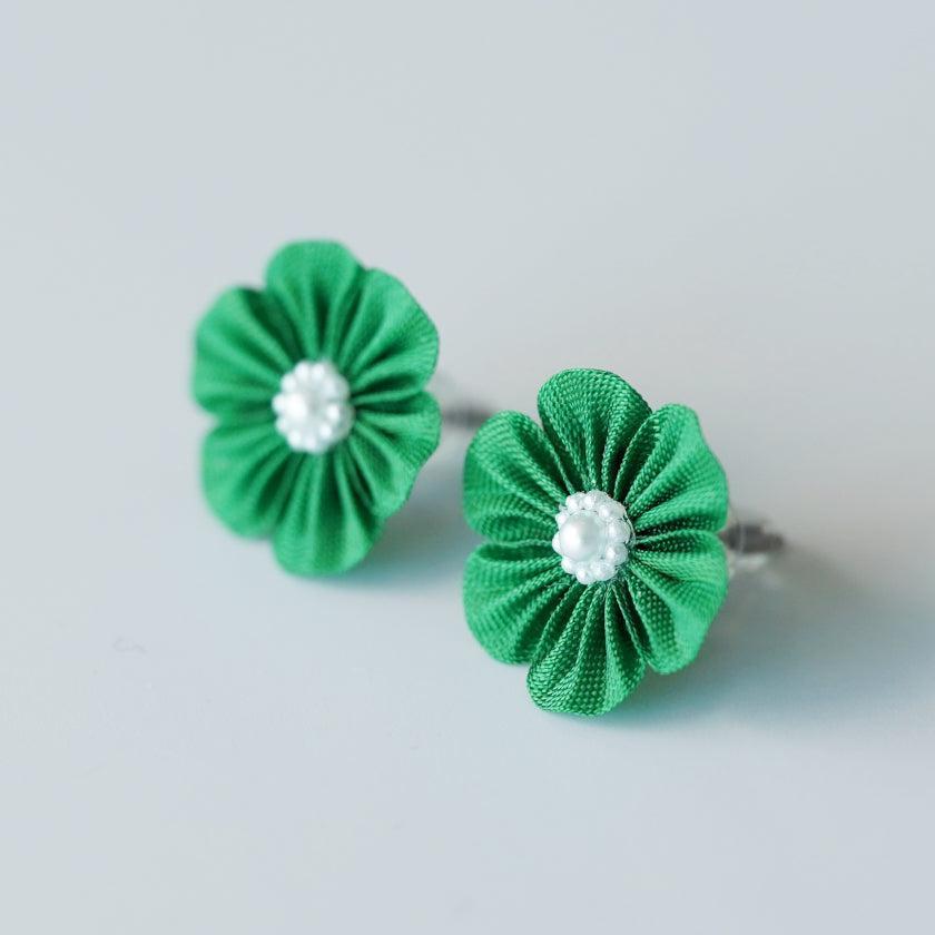 【ピアス】クロースフラワー 鮮緑 (せんりょく) | つまみ細工