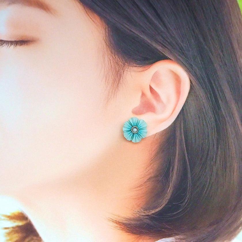 【ピアス】クロースフラワー 藍白 (あいじろ) | つまみ細工