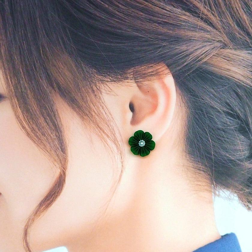 【ピアス】クロースフラワー 鮮緑 (せんりょく) | つまみ細工