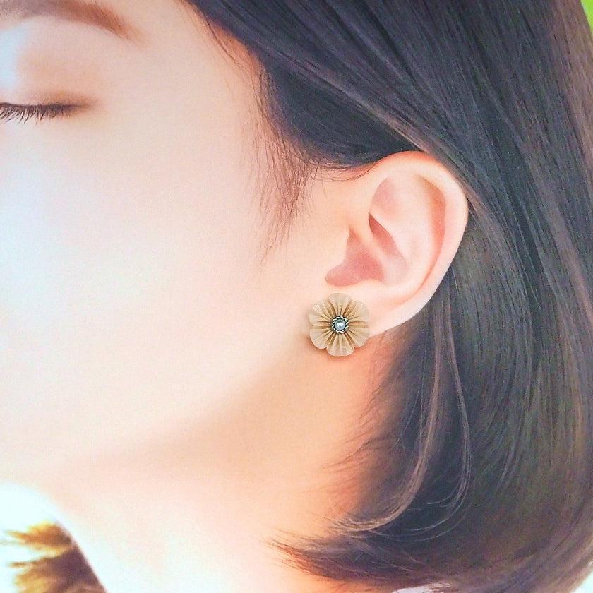 【ピアス】クロースフラワー 砥粉 (とのこ) | つまみ細工