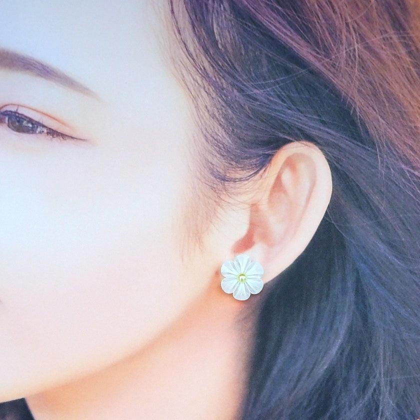 【ピアス】クロースフラワー 胡粉 (ごふん) | つまみ細工