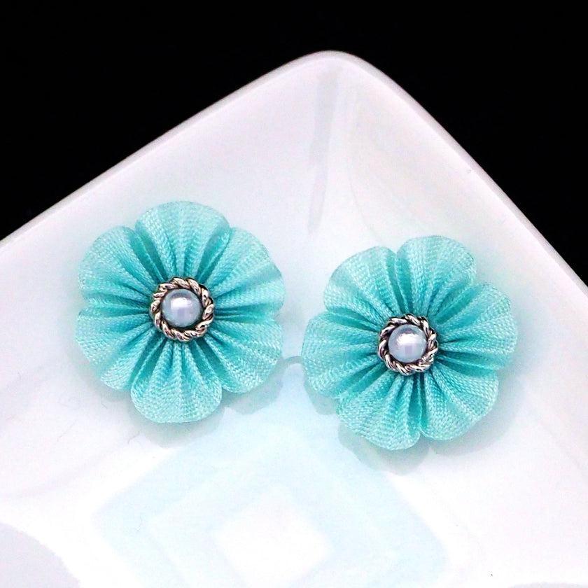 【ピアス】クロースフラワー 藍白 (あいじろ) | つまみ細工