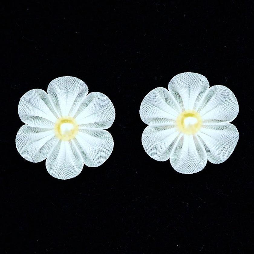 【ピアス】クロースフラワー 胡粉 (ごふん) | つまみ細工