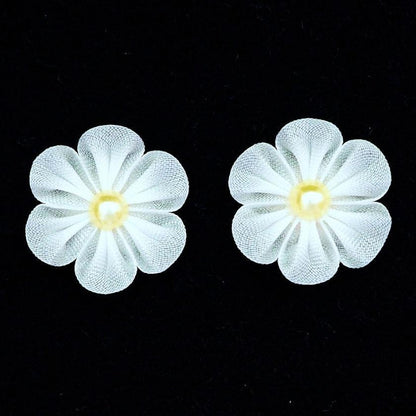 【ピアス】クロースフラワー 胡粉 (ごふん) | つまみ細工