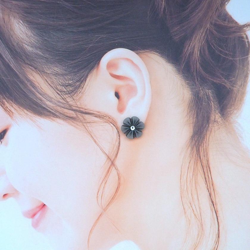 【ピアス】クロースフラワー 錫 (すず) | つまみ細工