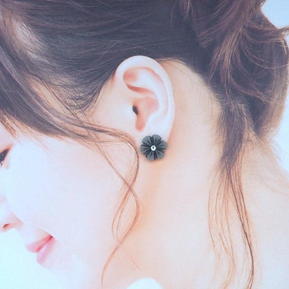 【ピアス】クロースフラワー 錫 (すず) | つまみ細工