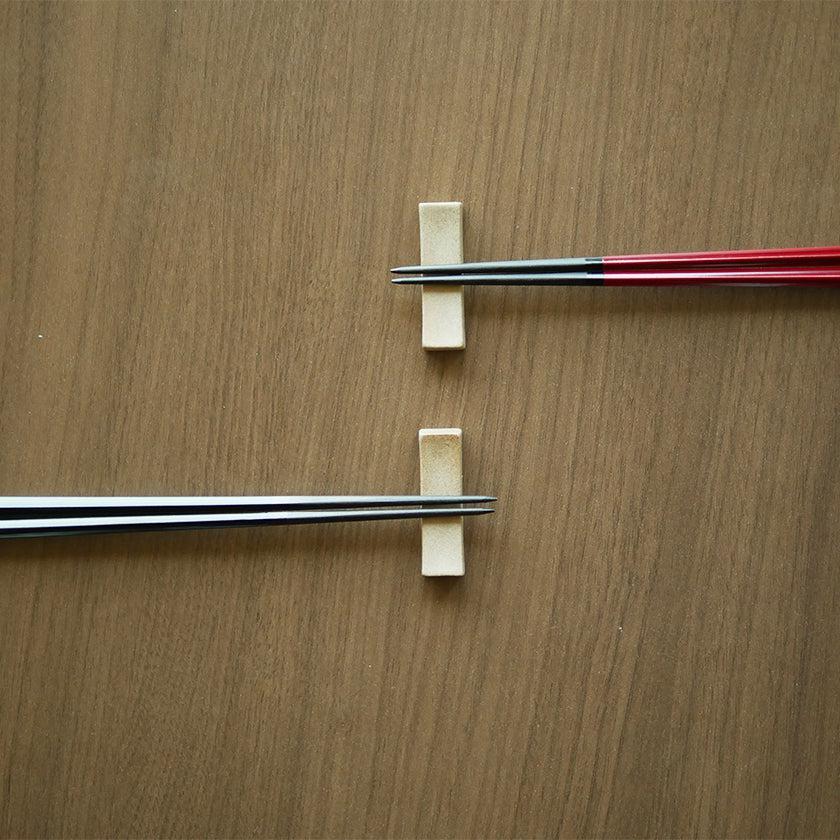 【夫婦箸】黒檀 五角 漆塗分 砂岩箸置付 | 若狭の塗箸 | 箸蔵まつかん