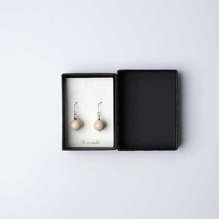 【ピアス】ベージュ | うるし珠 | 升井彩 本乾漆