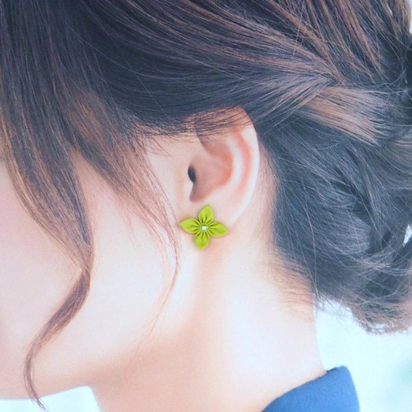 【ピアス】クロースフラワーピアス サニーイエロー色 | つまみ細工 | eつまみ