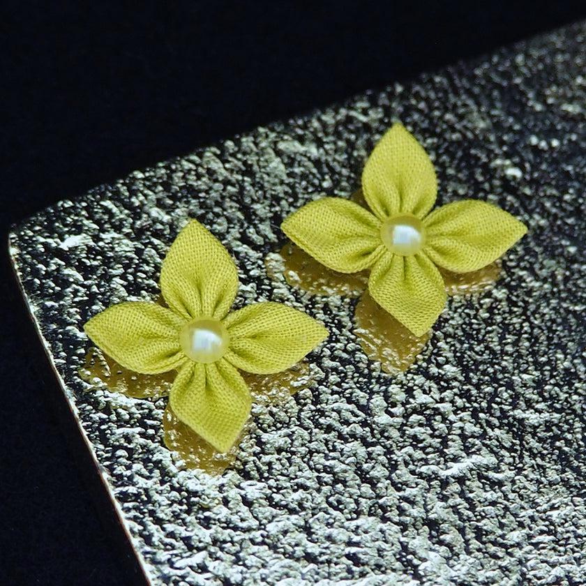 【ピアス】クロースフラワーピアス サニーイエロー色 | つまみ細工 | eつまみ