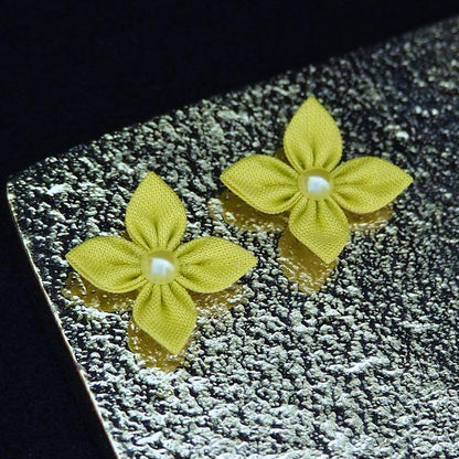 【ピアス】クロースフラワーピアス サニーイエロー色 | つまみ細工 | eつまみ