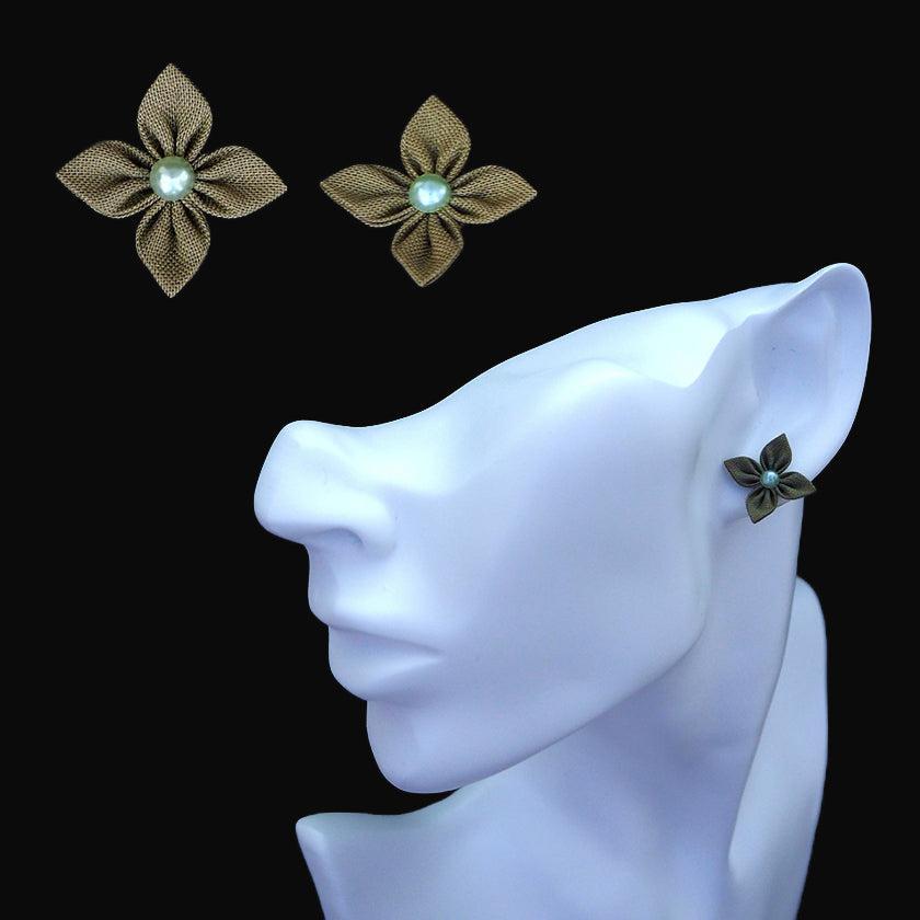 【ピアス】クロースフラワーピアス ペールカーキ色 | つまみ細工 | eつまみ