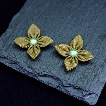 【ピアス】クロースフラワーピアス ペールカーキ色 | つまみ細工 | eつまみ