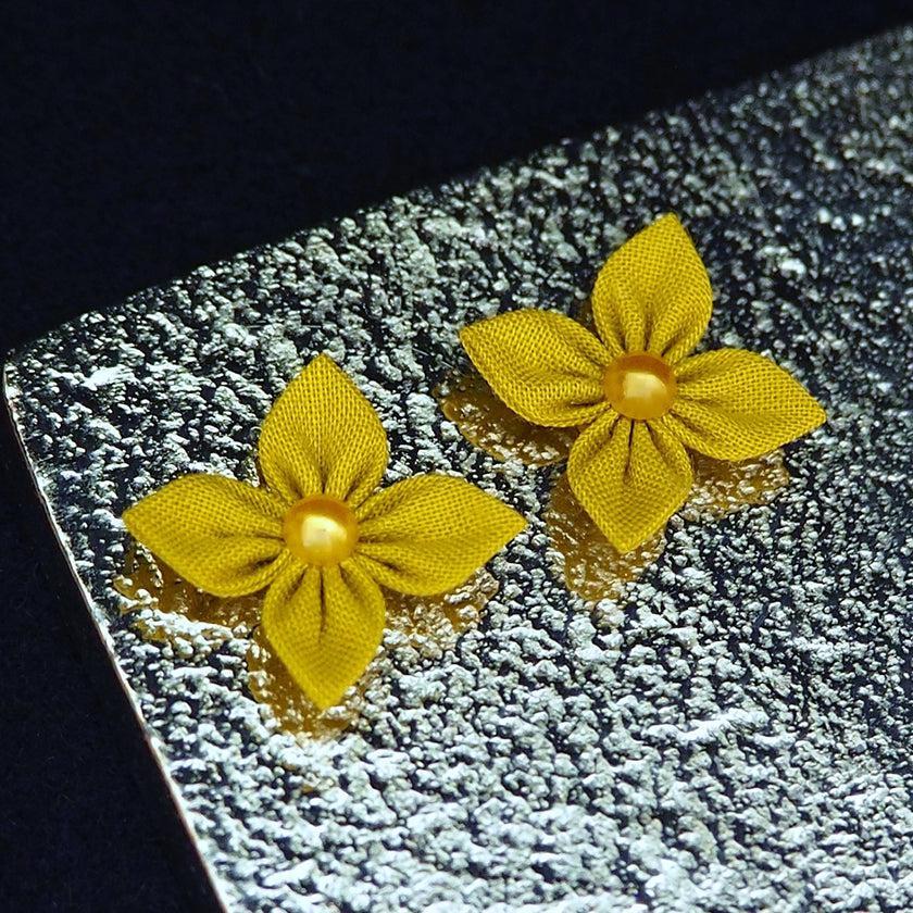 【ピアス】クロースフラワーピアス カナリア色 | つまみ細工 | eつまみ