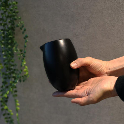 恬靜黑色漆器清酒壺