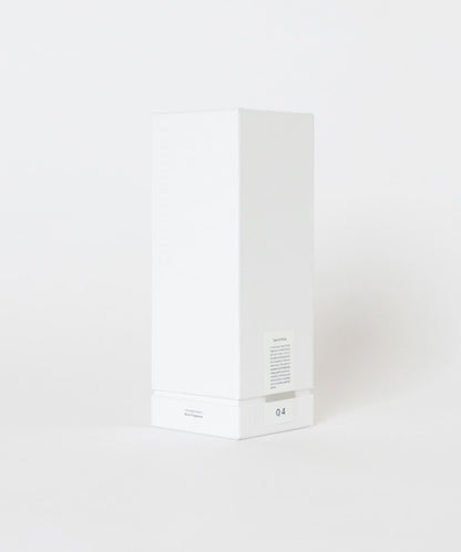 由於原始商品名中 **完全未出現子品類信息**，且按照規則**禁止擅自補充未提供的商品屬性或類型**，此類僅包含英文系列名/款名的商品，通常處理方式是： * 保留全部英文原文 * 將出現的可理解中文含義轉為中文（如有） * **不強行添加子品類** 因此本商品名無需改寫結構，只需將可解釋的部分轉成中文。 最終名稱如下： (SURROUND) RD Q4‑EDEN OF FLORAL
