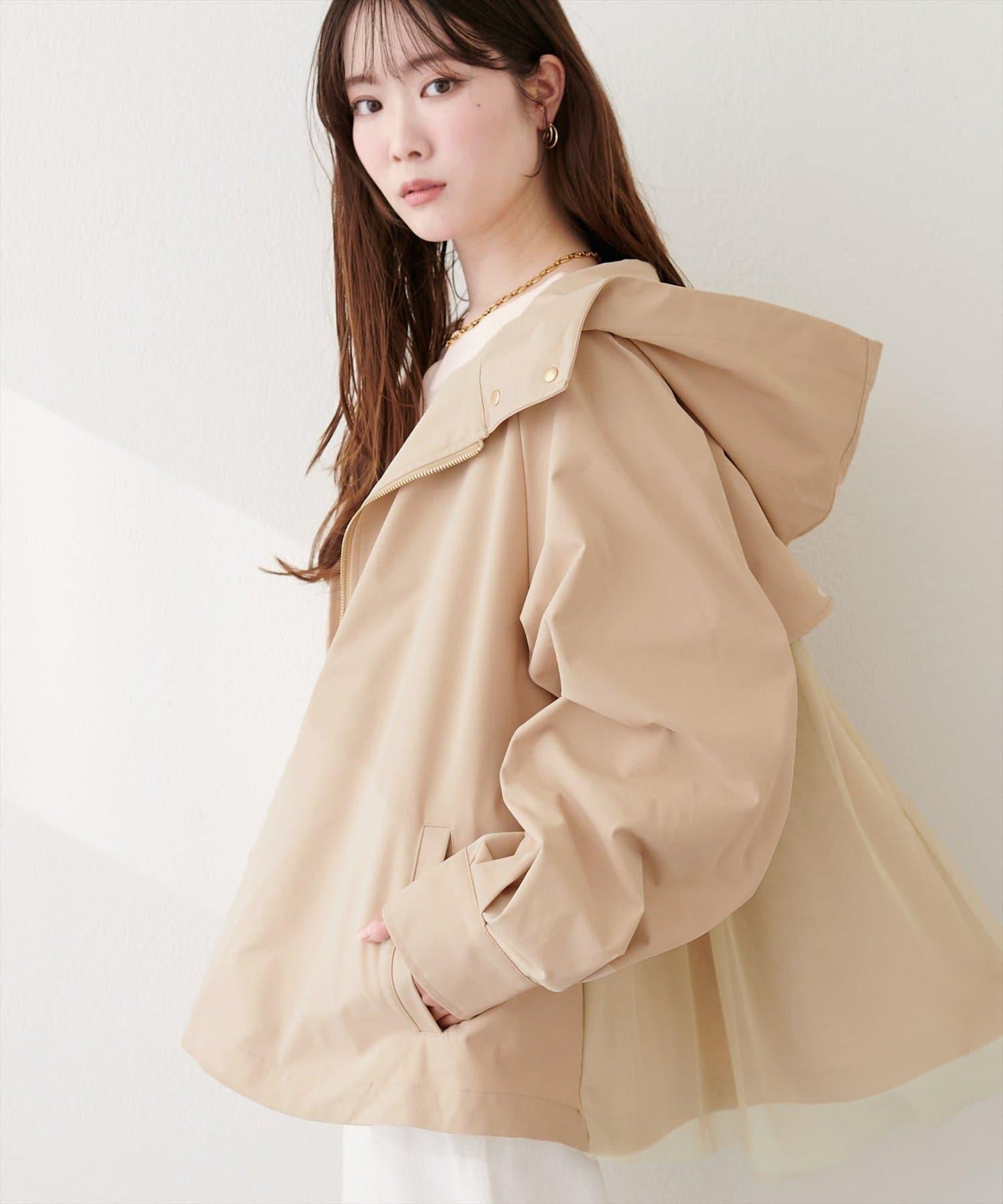 背部網紗荷葉擺設計 戶外風夾克