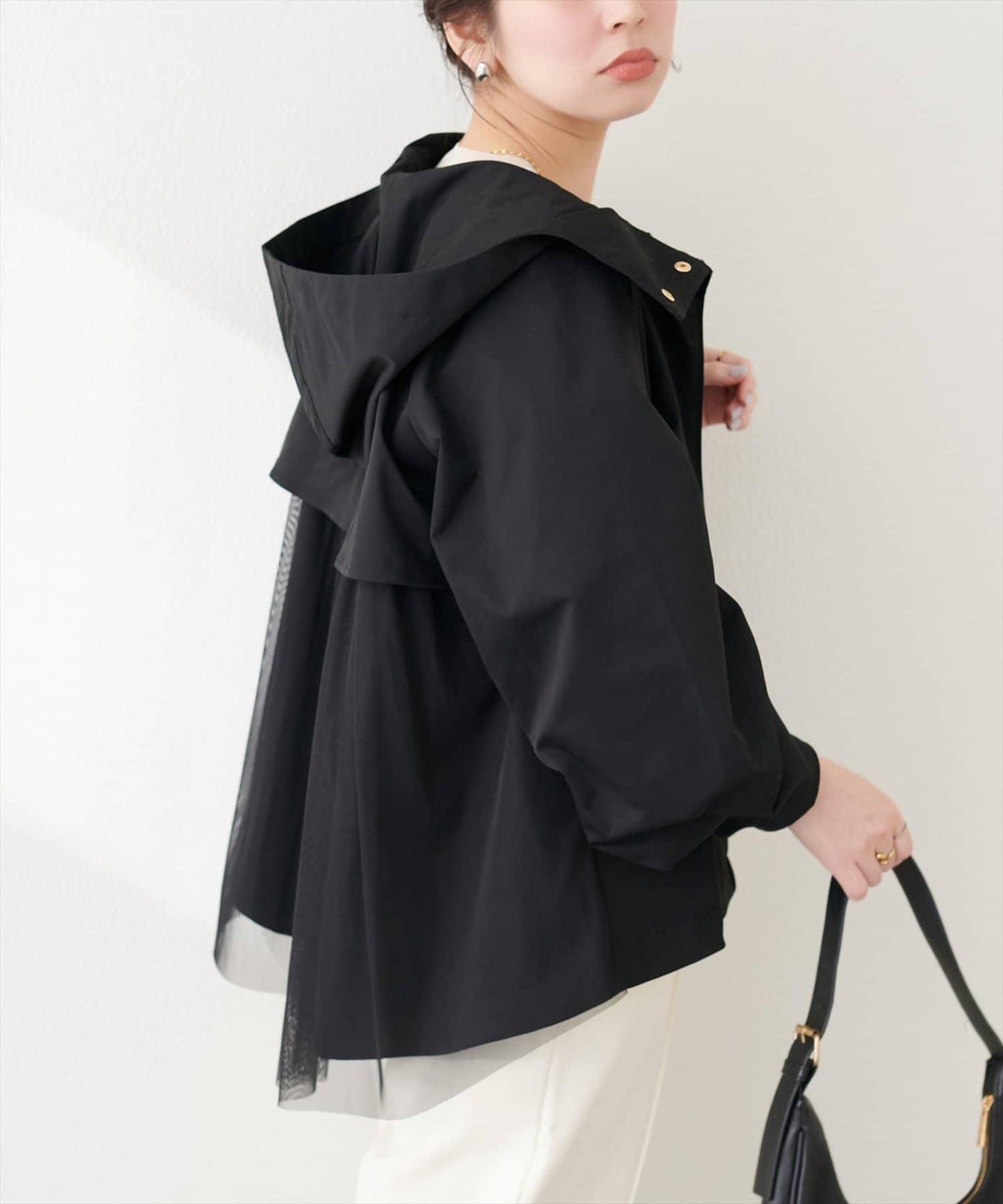 背部網紗荷葉擺設計 戶外風夾克