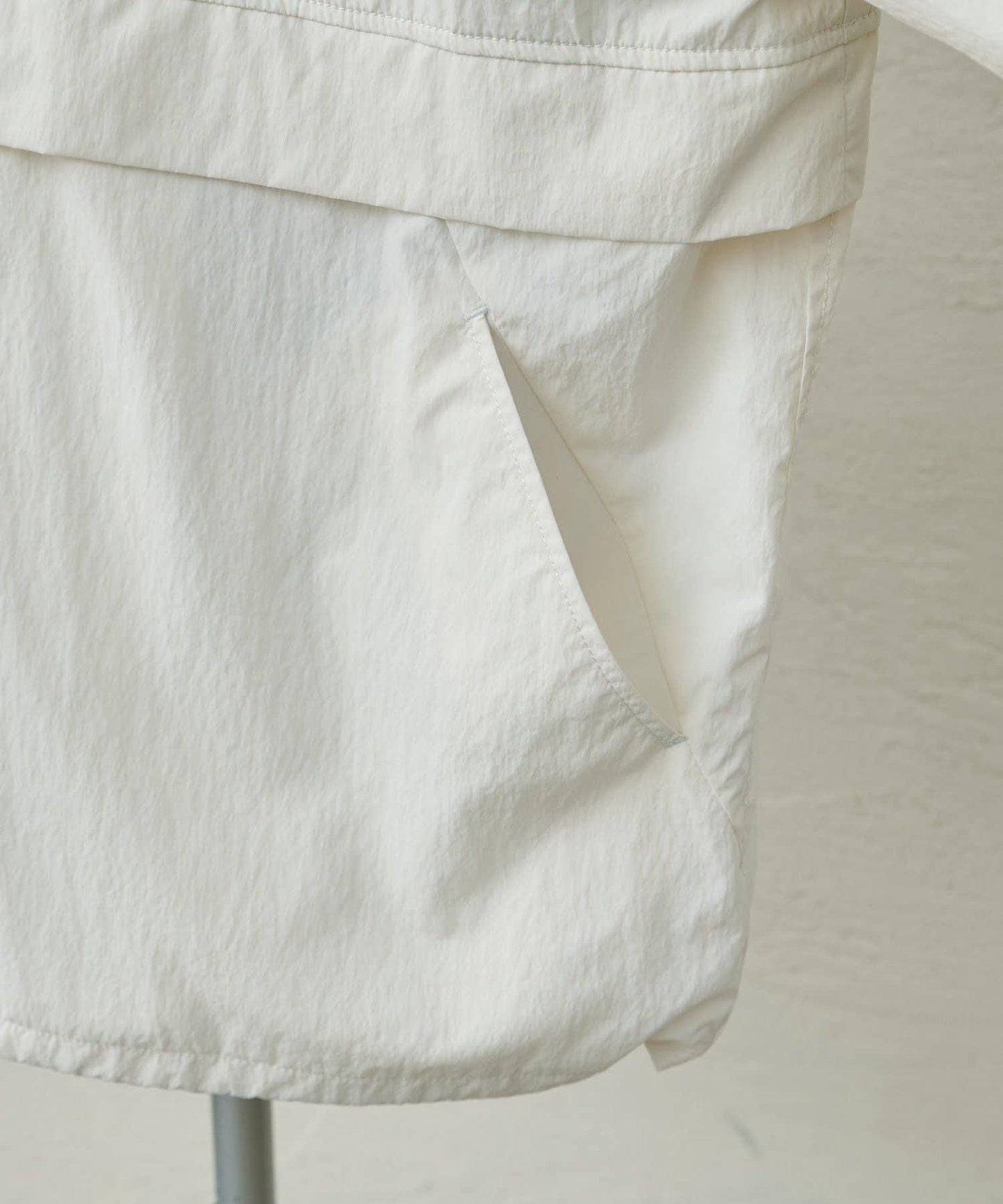 防潑水再生尼龍套頭風衣外套