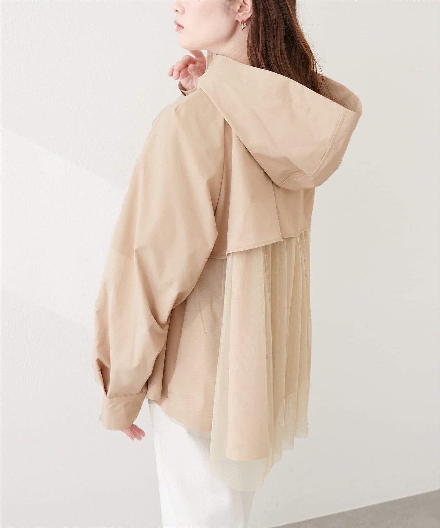 背部網紗荷葉擺設計 戶外風夾克