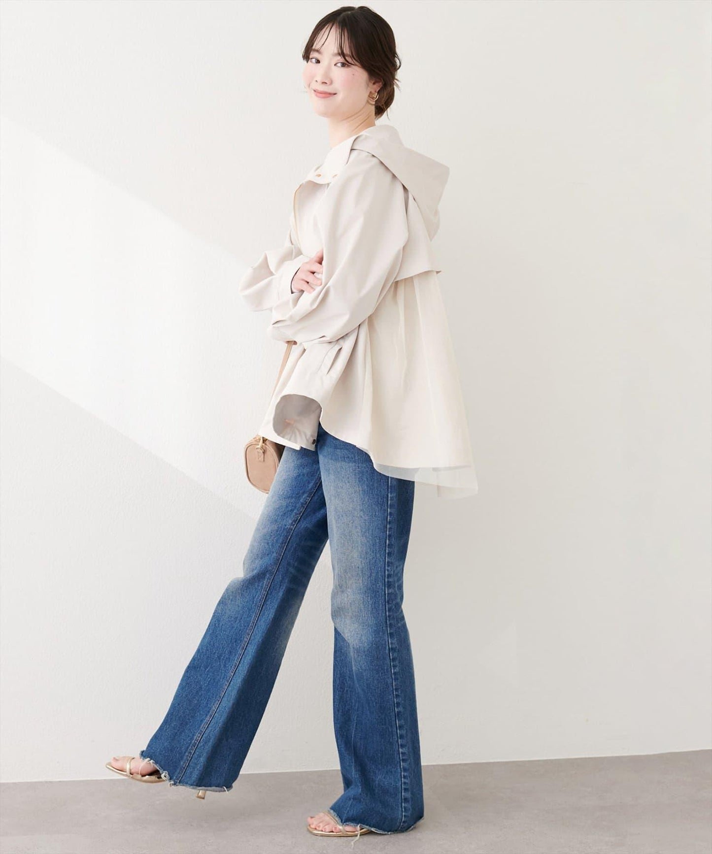 背部網紗荷葉擺設計 戶外風夾克