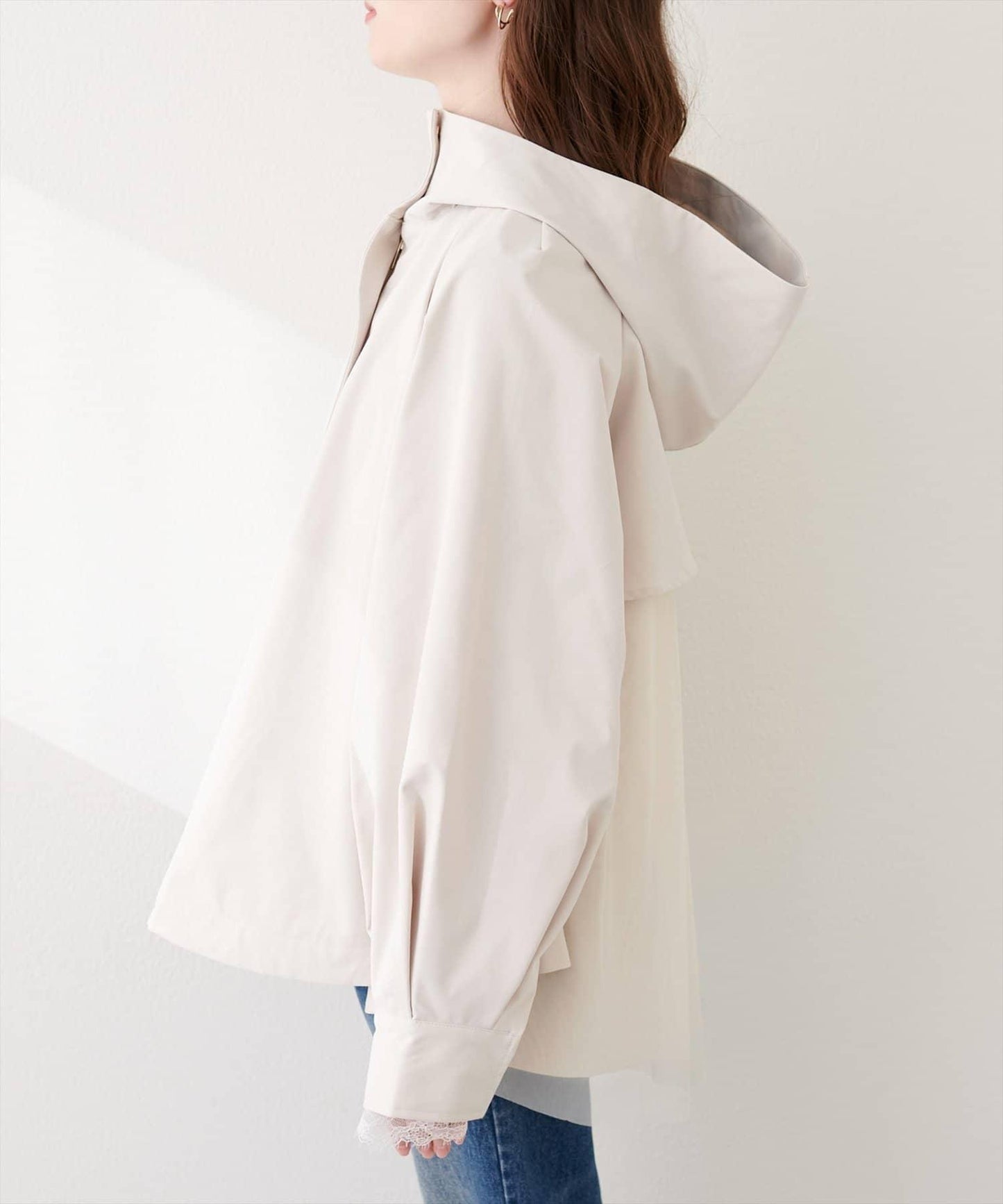 背部網紗荷葉擺設計 戶外風夾克