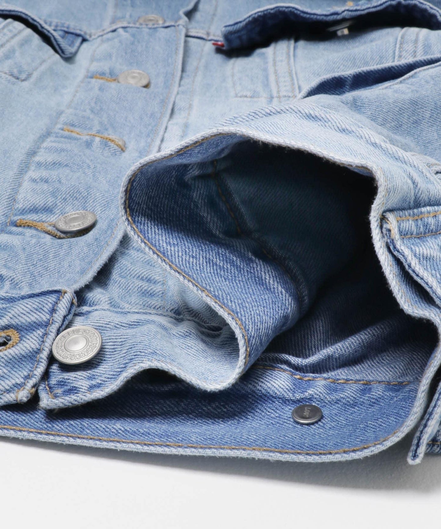 LEVI’S EXCLUSIVE 90S TRUCKER