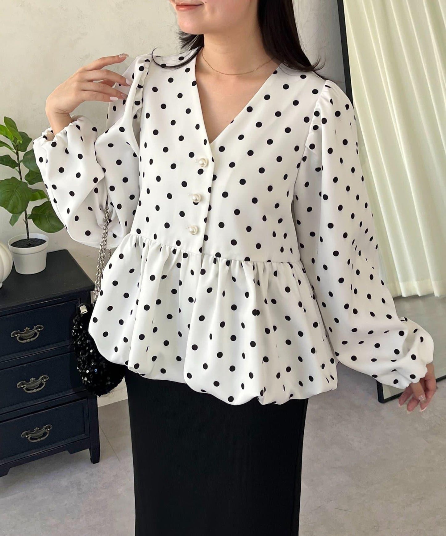 泡泡袖V領 氣球感荷葉擺 女襯衫