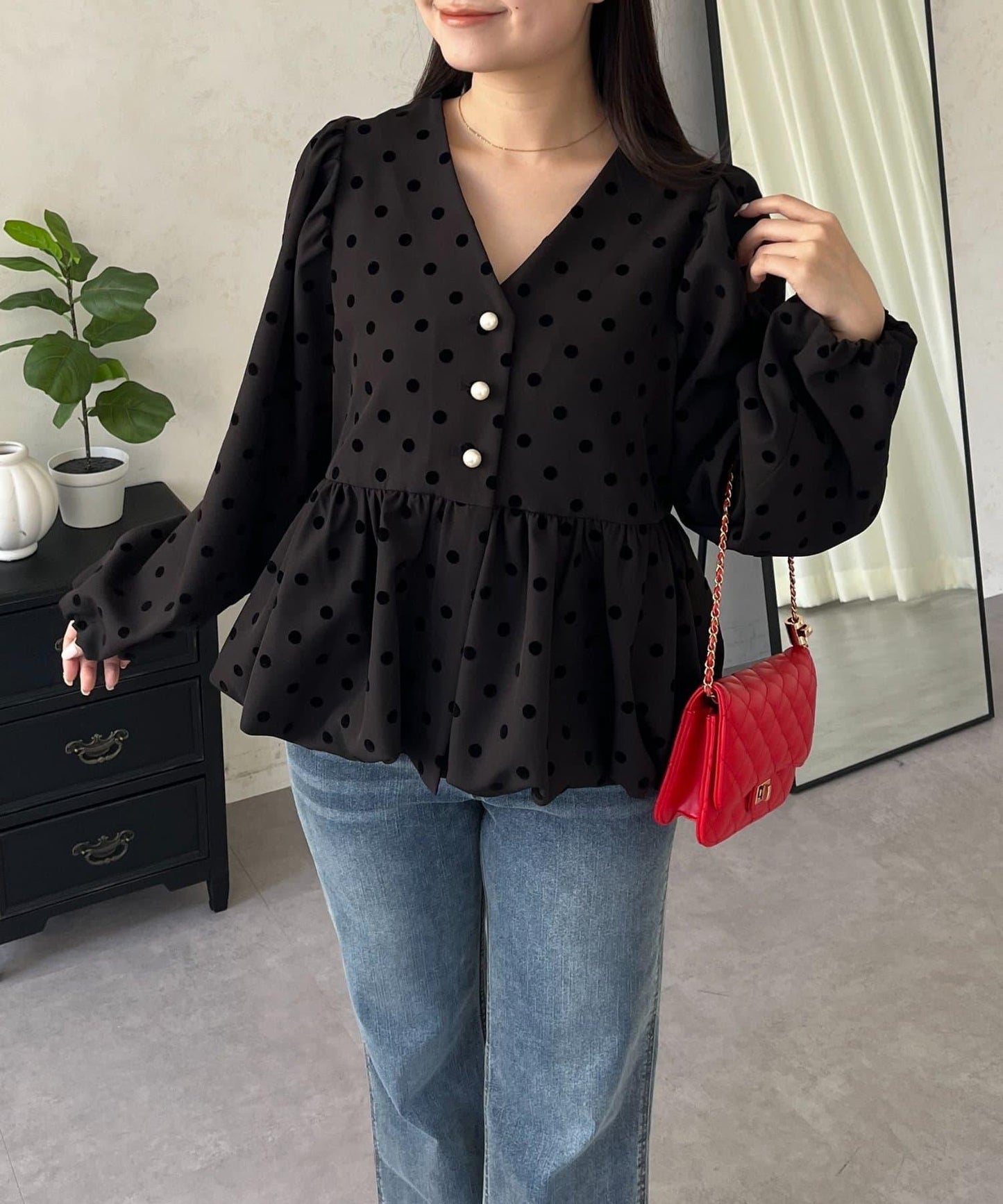 泡泡袖V領 氣球感荷葉擺 女襯衫